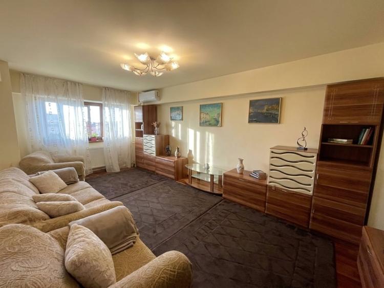 Apartament cu 4 camere decomandat, mobilat în Calea București