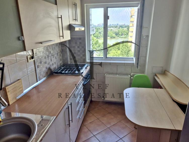 Apartament cu 3 camere semidecomandat în Colentina