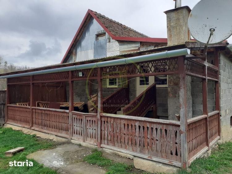 Casă cu 4 camere cu Teren 2750 Mp în Văleni