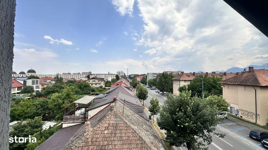 Apartament cu 3 camere decomandat în Tractorul