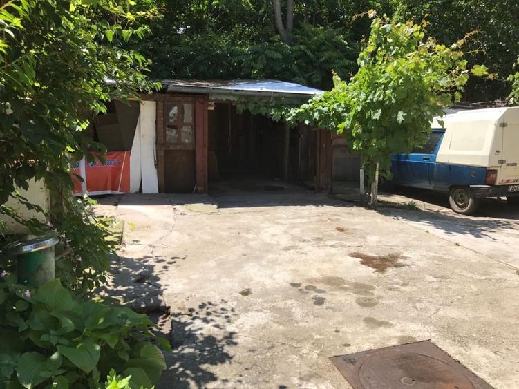 Casă cu 8 camere cu Canalizare în Matei Voievod