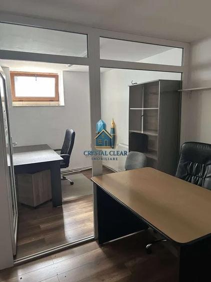 Casă individuală cu 13 camere cu Canalizare în Central