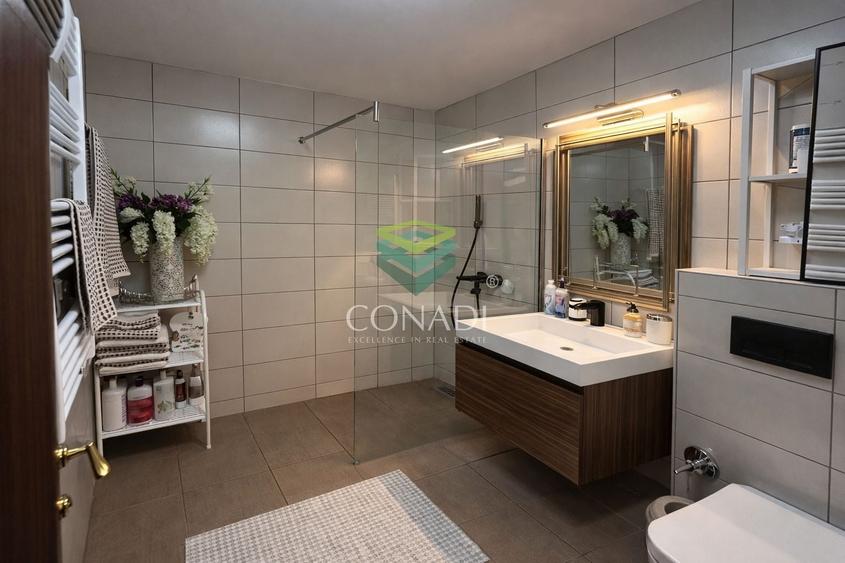 Apartament cu 4 camere semidecomandat, mobilat în Universitate