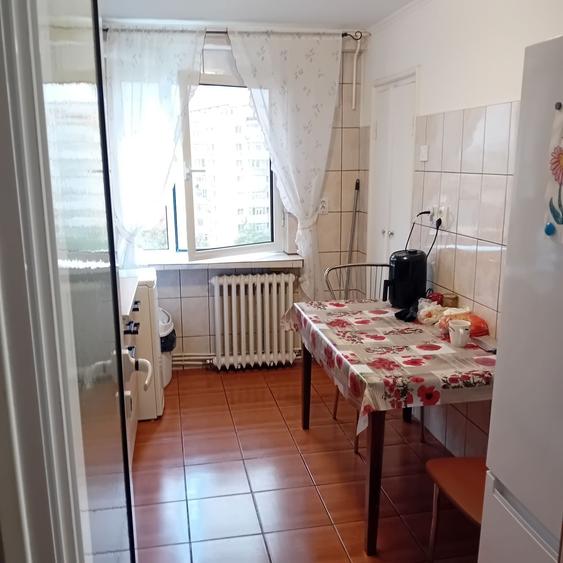 Apartament cu 3 camere decomandat în Podu Roș