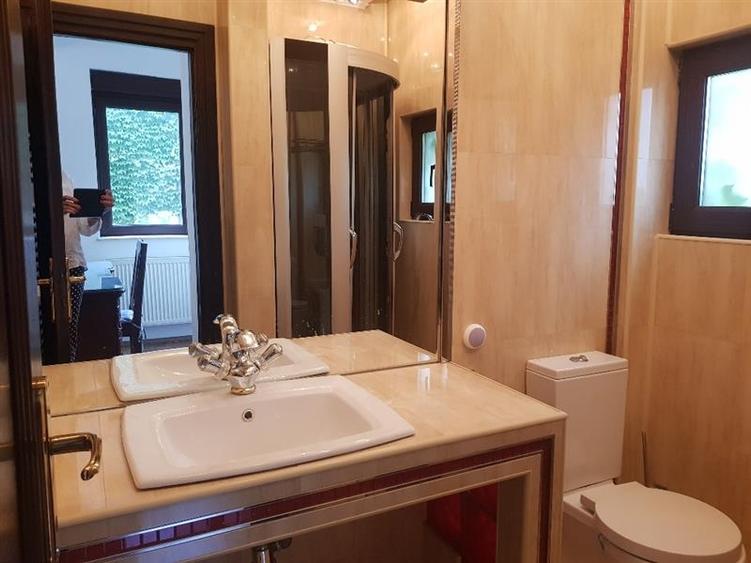 Casă cu 7 camere cu Canalizare în Dorobanți
