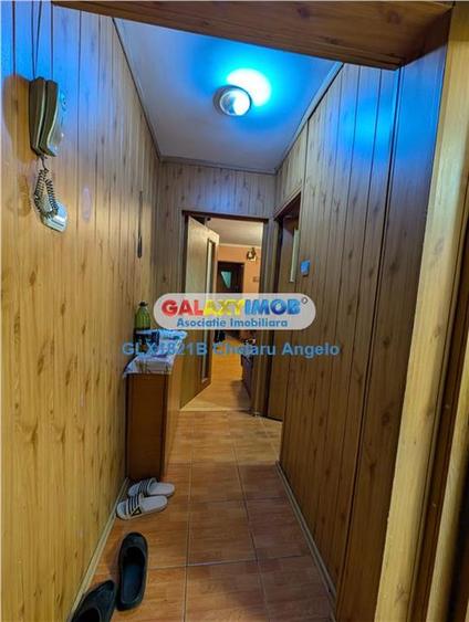 Apartament cu 3 camere semidecomandat în Berceni