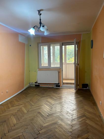 Apartament cu 3 camere semidecomandat în Micro 39