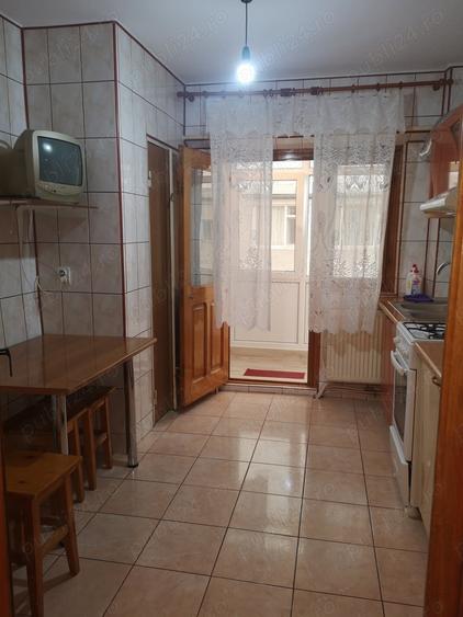 Apartament cu 3 camere decomandat în Școlilor