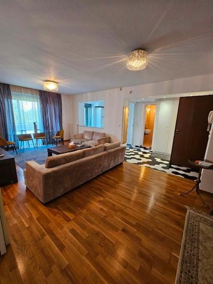 Apartament cu 3 camere semidecomandat în Băneasa
