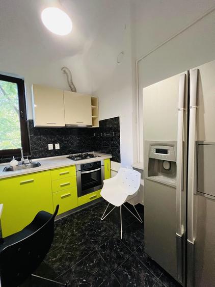 Apartament cu 4 camere semidecomandat în Primăverii