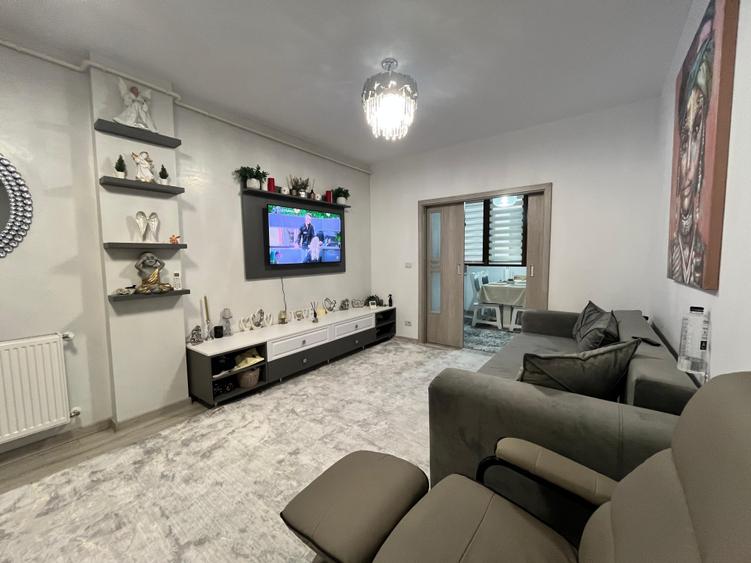 Apartament cu 3 camere semidecomandat în Valea Adâncă