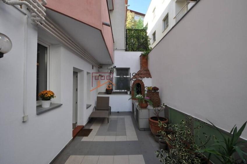 Apartament cu 5 camere decomandat în Herăstrău