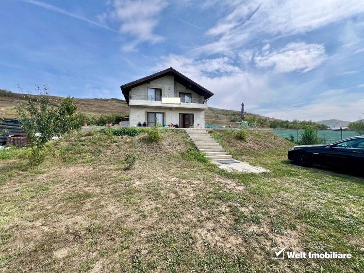 Casă individuală cu 6 camere cu Canalizare în Gădălin