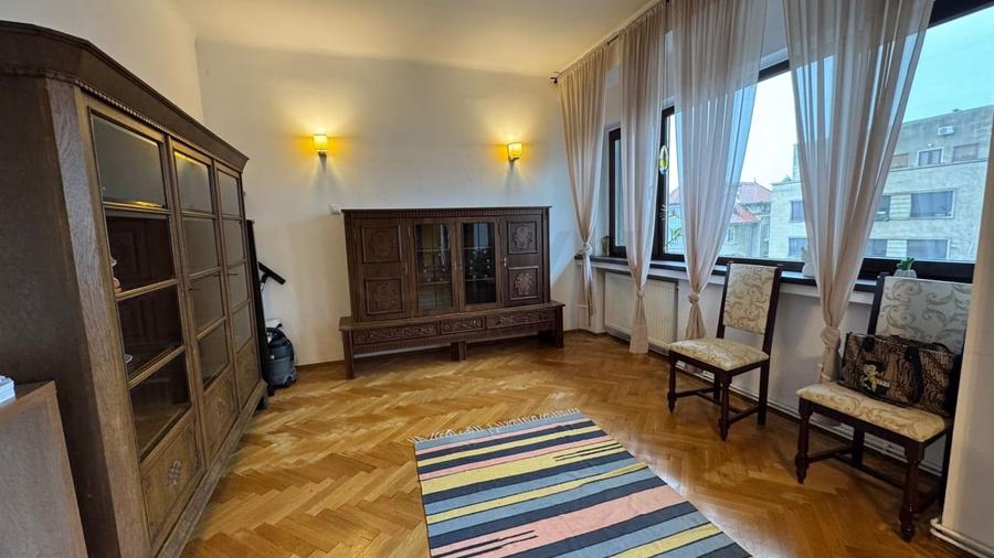 Apartament cu 4 camere decomandat în Dacia