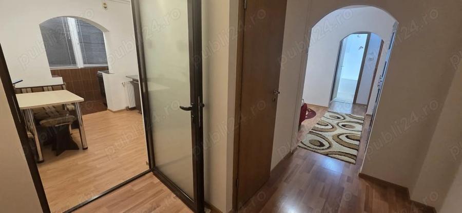 Apartament cu 3 camere semidecomandat, mobilat în Aradului