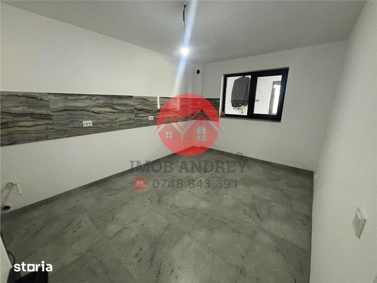 Casă cu 8 camere cu Teren 300 Mp în Central