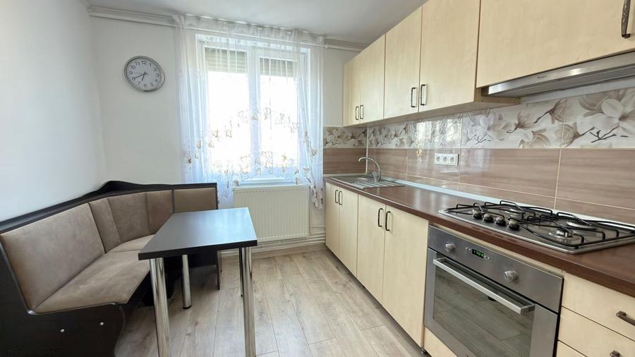 Apartament cu 3 camere semidecomandat, mobilat în Central