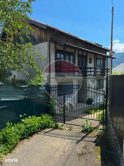 Casă cu 5 camere cu Teren 200 Mp în Poiana Țapului