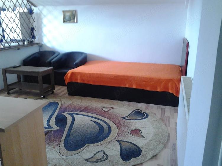 Garsonieră decomandată în Roșu