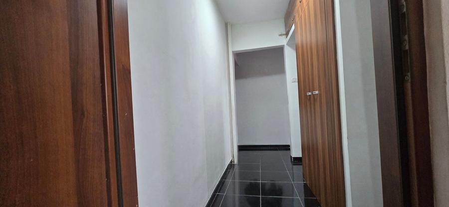 Apartament cu 3 camere semidecomandat, mobilat în Micro 5