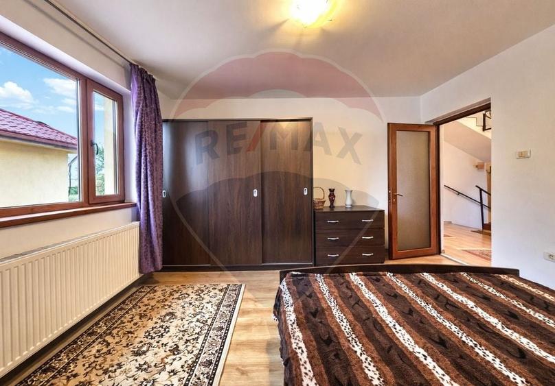 Casă cu 5 camere cu Teren 390 Mp în Lumina