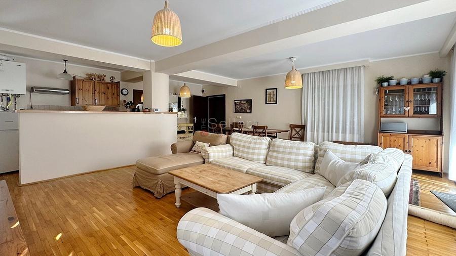 Apartament cu 4 camere decomandat, mobilat în Central