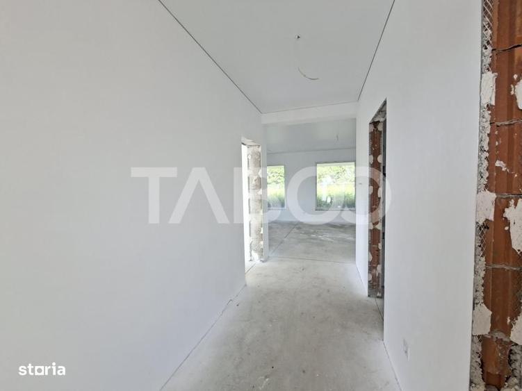 Casă cu 3 camere decomandat în Cristian