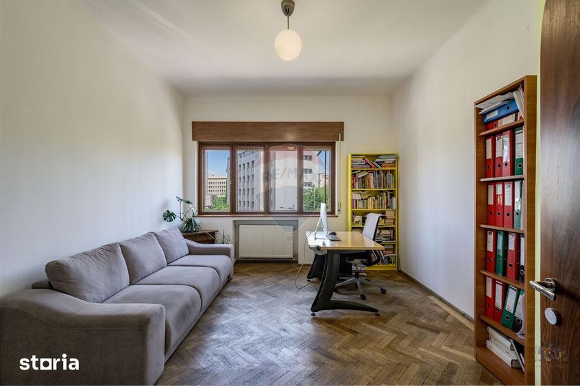 Apartament cu 5 camere în Romană