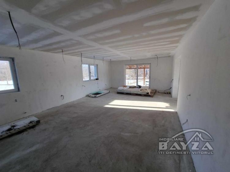 Casă individuală cu 5 camere cu Teren 1200 Mp în Rus