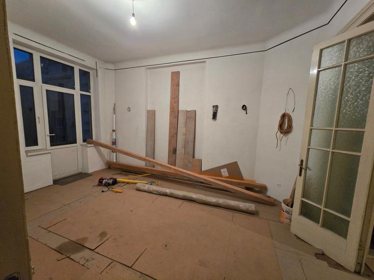Apartament cu 4 camere semidecomandat în Armeneasca