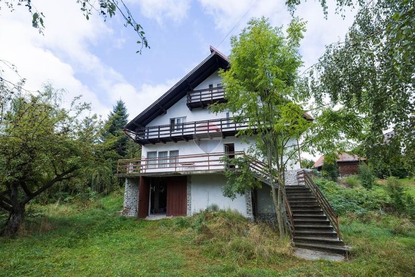 Casă individuală cu 7 camere cu Teren 1259 Mp în Bran