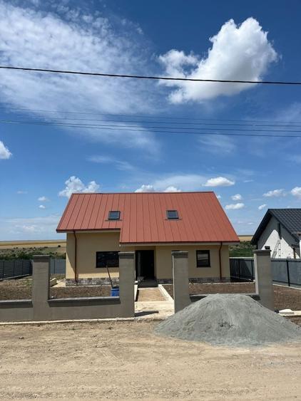 Casă cu 4 camere în Odaia Manolache
