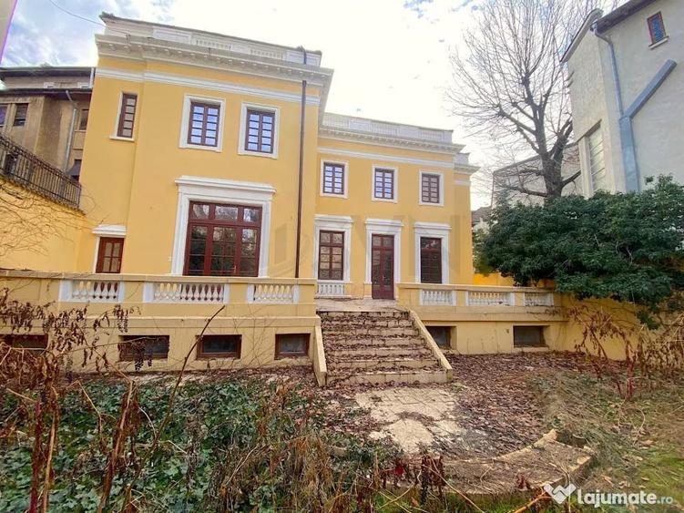 Casă cu 7 camere cu Canalizare în Romană