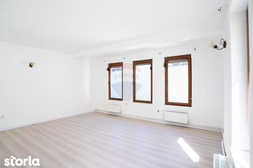 Casă cu 6 camere cu Teren 380 Mp în Găvana