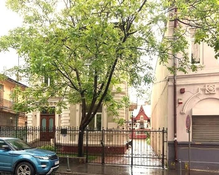 Casă cu 15 camere cu Canalizare în P-ța Romană