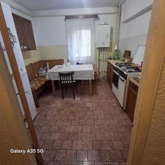 Apartament cu 4 camere decomandat în Central