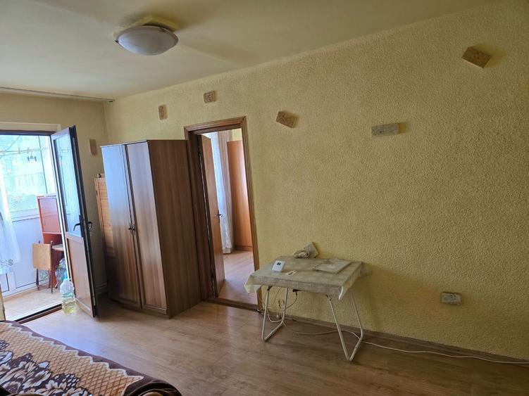 Apartament cu 3 camere semidecomandat în Km 4-5