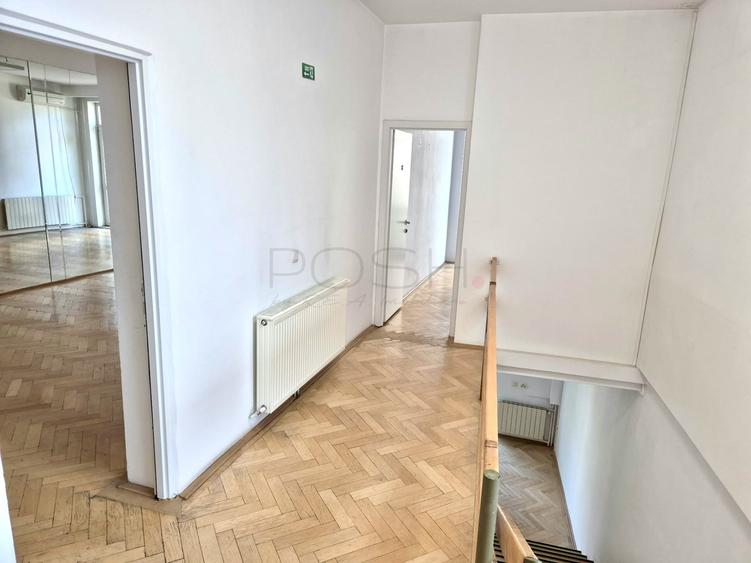 Casă individuală cu 9 camere cu Teren 165 Mp în Dorobanți