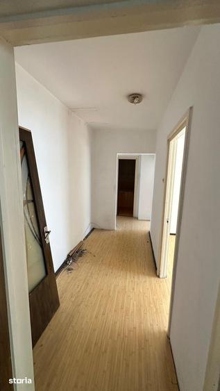 Apartament cu 4 camere semidecomandat în Colentina
