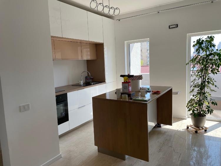 Apartament cu 3 camere semidecomandat, mobilat în Doamna Ghica