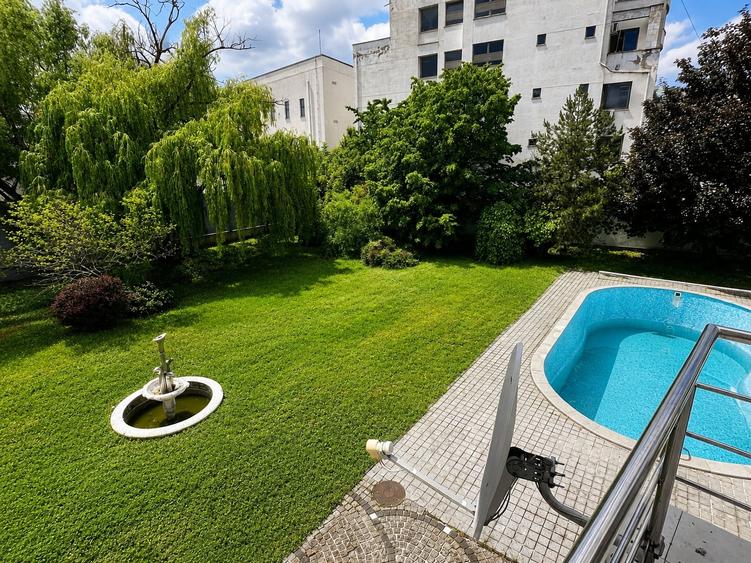 Casă individuală cu 7 camere cu Canalizare în Central