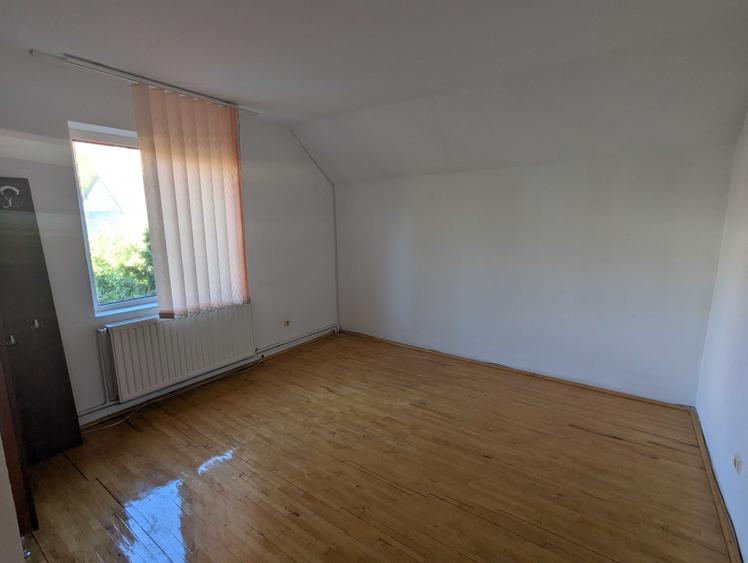 Casă cu 4 camere cu Teren 500 Mp în Aradului