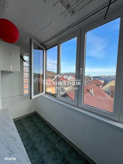 Apartament cu 3 camere decomandat în Spitalul Județean