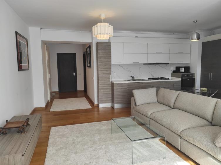 Apartament cu 3 camere semidecomandat în Aviației