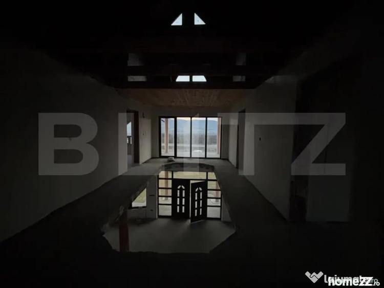 Casa de vanzare, cu 5 camere, 460 mp+teren 5800 mp, 10 km de - 10