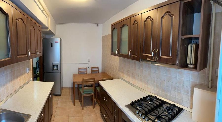 Apartament cu 3 camere decomandat, mobilat în Exterior Vest