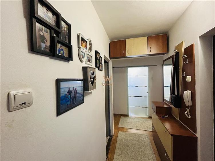 Apartament cu 4 camere decomandat în Valea Aurie