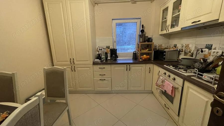 Apartament cu 4 camere decomandat în Bucovina