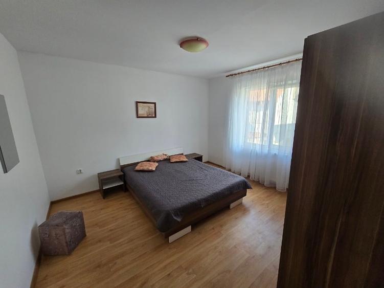 Casă individuală cu 7 camere cu Canalizare în Central