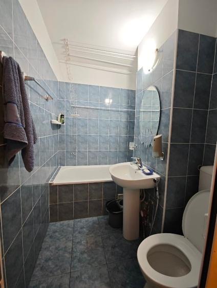 Apartament cu 3 camere decomandat, mobilat în P-ța Victoriei